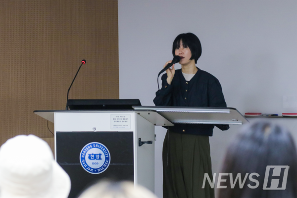 ​▲ 김 씨는 이날 강연에서 인간이란 얼마나 뻔하며, 동시에 얼마나 다채롭고 아름다운지 이야기했다. ⓒ 신문정 기자