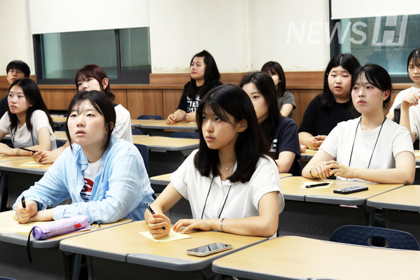 ▲ 고등학생들이 입시 멘토링 정보를 꼼꼼하게 필기하고 있다.