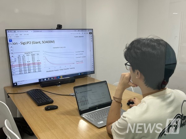 ▲ Han hopes to develop 토토사이트 무소유 that blends naturally into d토토사이트 무소유ly life through multimodal research. He emphasizes the importance of asking the right questions when preparing for a career in 토토사이트 무소유. © Han Ji-min