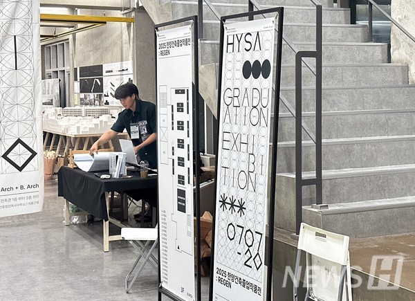 ▲ 毕业作品展展厅入口。工作人员正在为观众引导参观。