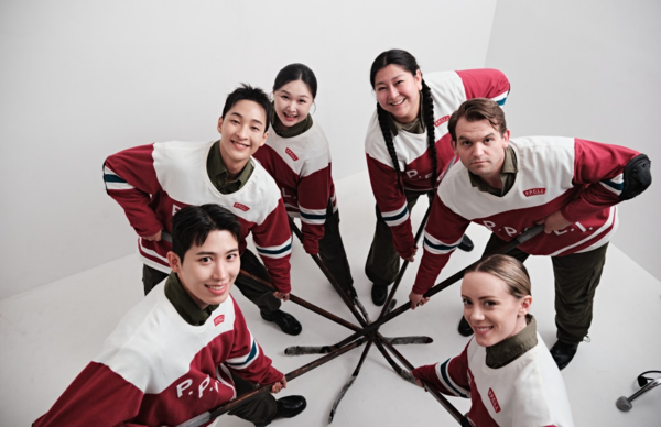 Group photo of the R;Link cast and crew