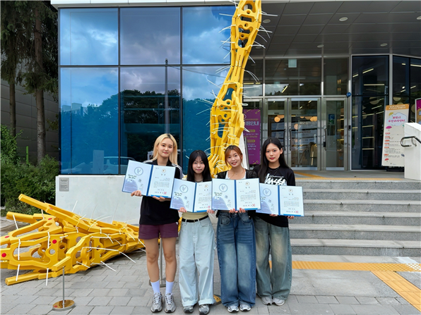 Group photo of team “Transformer,” winner of the Gwangmyeong Mayor’s Award.
