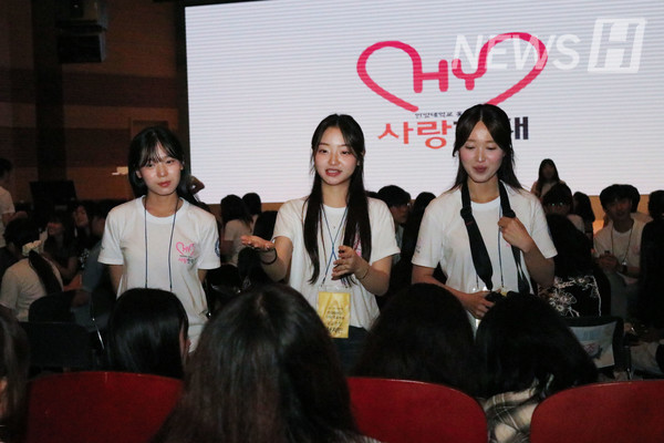 ▲ 参加者们分组进行自我介绍，逐渐亲密了起来。