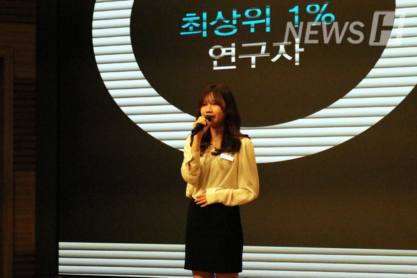 ▲ 爱心골드문 토토사이트宣传大使韩瑞允（行政专业 2）正在介绍골드문 토토사이트大学。