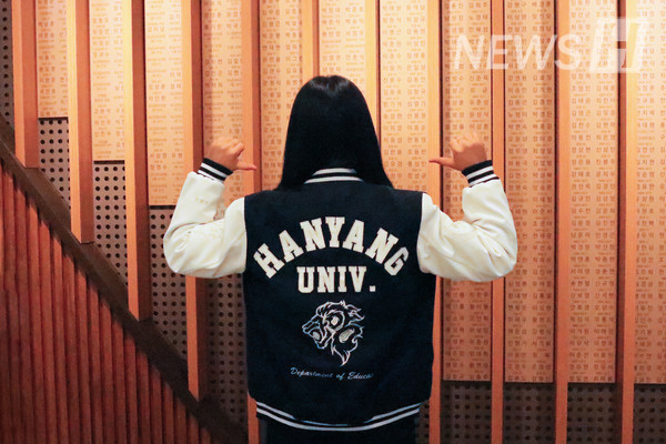 ▲ 高中生们试穿골드문 토토사이트大学的学院夹克，体验了怀揣梦想的时刻。