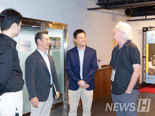 ▲ 연출가 김가람 연극영화학과 교수는 '아이스하키'라는 사료를 발견해 '가평 전투' 속 꿈과 희망을 표현하는 뮤지컬은 구성했다. © 미디어전략실