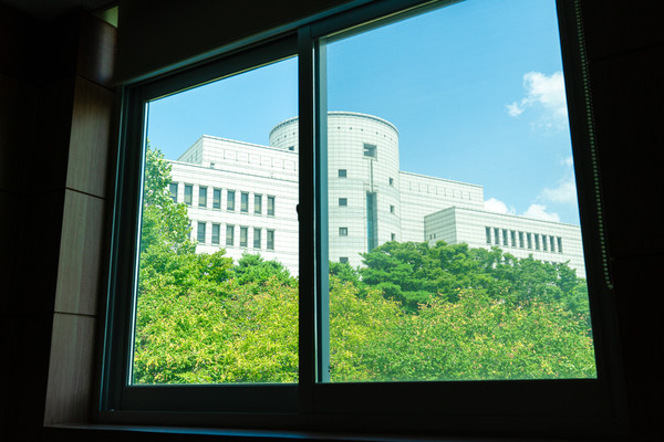 강의실 창문을 통해 바라본 백남학술정보관의 전경
