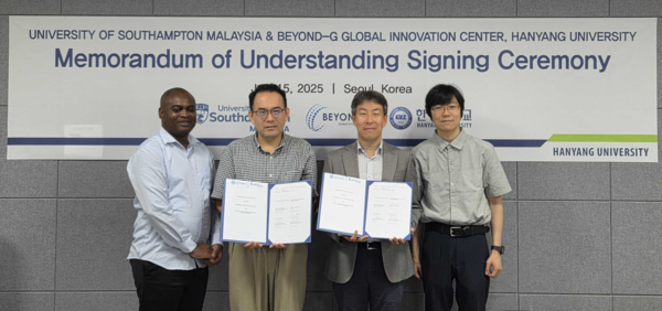 (좌측부터) Igbafe 교수(참여교수), 원승환 교수(UoSM), 김선우 교수(센터장), 송익현 교수(그룹장)