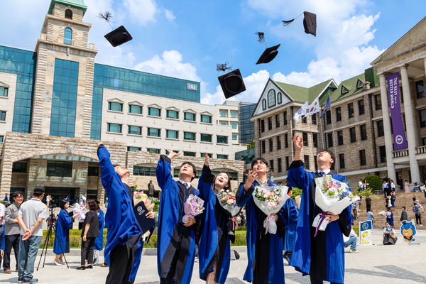 毕业生们正在抛起学位帽庆祝着毕业。