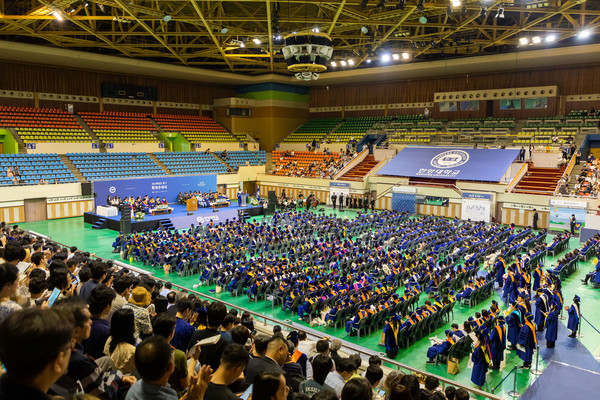 奥林匹克体育馆内座无虚席的学位授予现场。