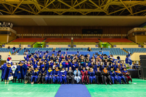 毕业生与教授们一起合影留念。