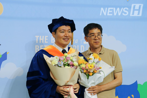 ▲ 많은 졸업생들이 부모님과 함께 졸업을 축하했다.
