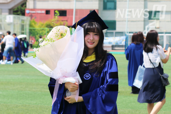 ▲ 캠퍼스 이곳저곳이 졸업 기념사진을 찍는 학생들로 붐볐다.
