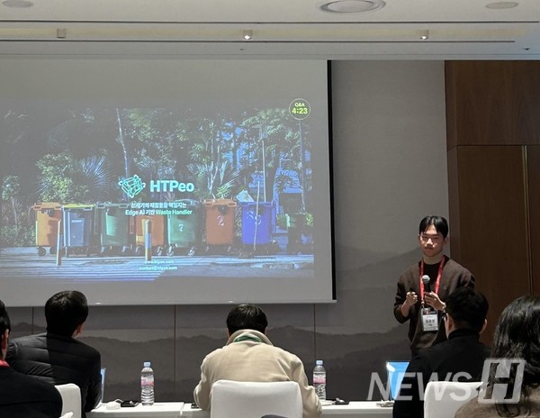 ▲ HTPeo 柳俊尚（数据科学学部 2年级）同学正在进行 “Waste Handler” 的发表。ⓒ 柳俊尚 同学