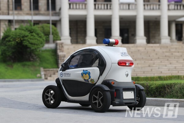 ▲ 印有청소년 토토사이트 추천校徽与Hi-Lion卡通形象的雷诺 Twizy 电动车夺人眼球。一次充电可行驶 55 公里，能深入一般车辆难以进入的校园角落进行巡逻。