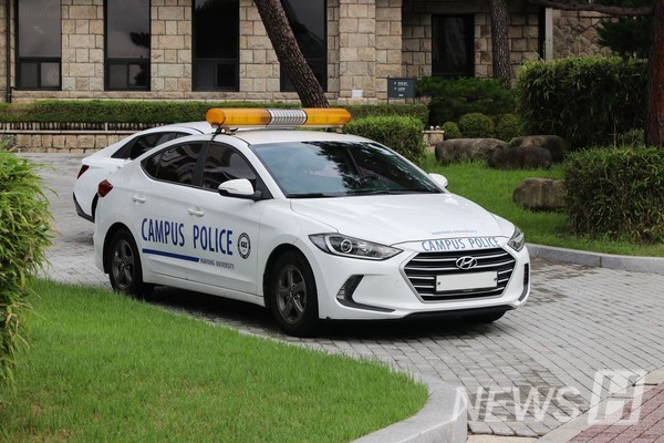 ▲ 现代汽车的 Avante AD “CAMPUS POLICE”车辆。负责首尔校区的基础治安配有黄色警示灯。常年停放在首尔校区新本馆前的停车场，是汉阳人们熟悉的车辆。