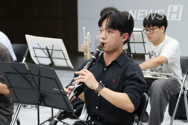 ▲ 지휘자를 바라보며 집중하고 있는 클라리넷 연주자.