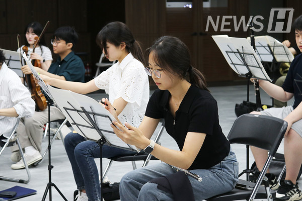 ▲ 중간중간 악보에 메모하며 연습에 몰두하는 모습.