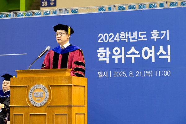 ▲ 지난 21일 올림픽체육관에서 열린 2024학년도 학위수여식에서 이기정 총장이 졸업생들에게 축사를 전하고 있다.