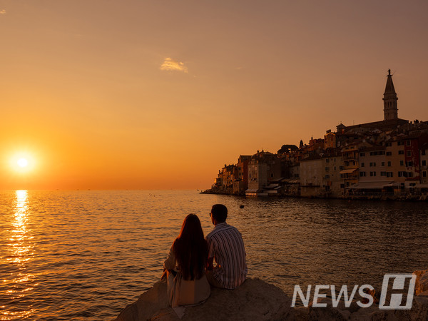 ▲토토사이트 더베이 shows function as a window for relatively safe and indirect experience of only emotional aspects of real-life relationships. © Getty Images