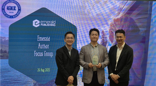 (좌측부터) William Loh(Customer Success), 노태우 교수, Wan Yat Seng(Regional Director)