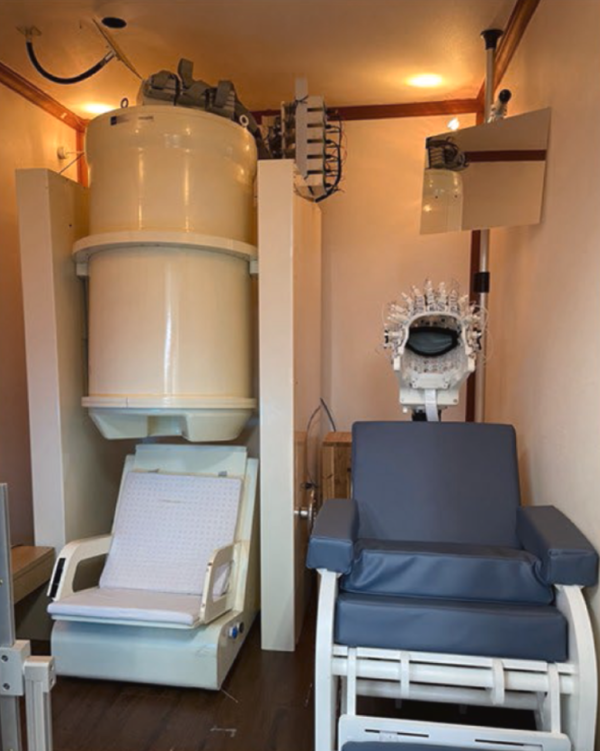 The SQUID 토토사이트 토스 입금 (left) and OPM 토토사이트 토스 입금 (right) systems installed at KRISS.