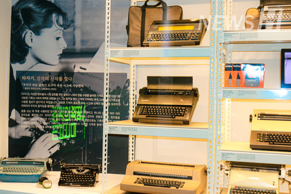 ▲ The exhibition features typewriters from different eras.