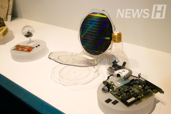 ▲ Computer components on display at the exhibition.