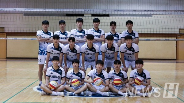 ▲ During this tournament, the Hanyang 토토사이트 토사장 volleyball team faced several unexpected injuries. When asked if they were thrown off by these setbacks, Jung Seong-won replied, "Thanks to our consistent training, we were able to continue playing the matches safely without disruption." ⓒ Head Coach Yang Jin-woong
