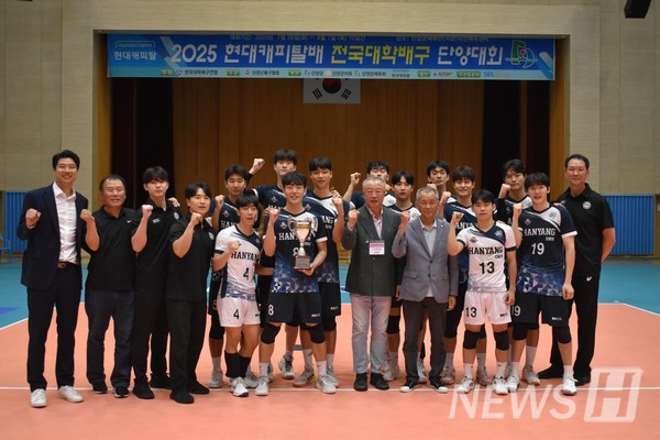 ▲ Hanyang 토토사이트 토사장 volleyball team celebrates their return to the national title after seven years. ⓒ Head Coach Yang Jin-woong