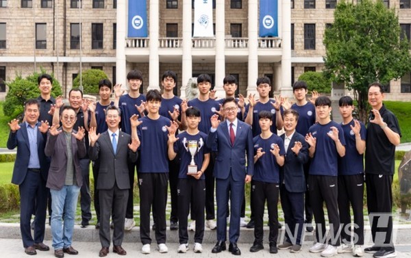 ▲ Hanyang 토토사이트 토사장 volleyball team with the championship trophy. They now look forward to move on to their next goals. ⓒ Head Coach Yang Jin-woong