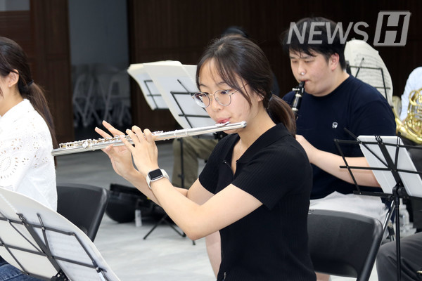 ▲ 플루트의 맑은 음색이 연습실을 가득 채운다. ▲ The clear, beautiful tone of the flute fills the rehearsal room.