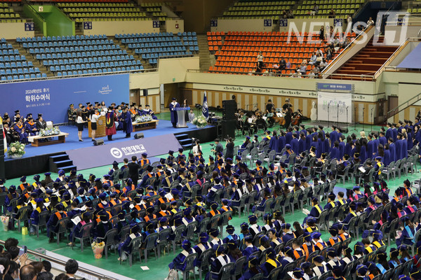 ▲ The commencement ceremony was held on August 21 at the Olympic Gymnasium on Hanyang University's Seoul Campus.