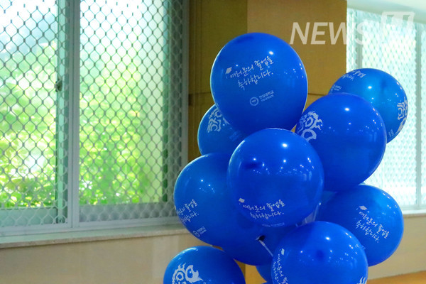 ▲ The celebratory atmosphere extended inside campus buildings as well.