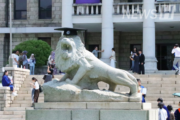 ▲ The lion statue decorated with a graduation cap.