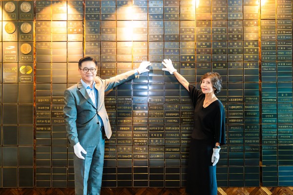 ▲ Mrs. Kim Sun-im and President Lee Ki-jeong taking a commemorative photo after the induction ceremony.