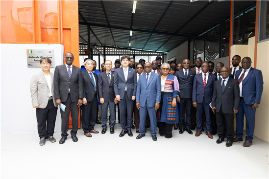 On August 12, an equipment and furniture handover ceremony, along with an enrollment ceremony, was successfully held at the National Institute of Technical and Vocational Training (Institut Pédagogique National de l’Enseignement Technique et Professionnel, IPNETP) in Abidjan, Côte d’Ivoire. (Photo provided by Hanyang University ERICA)
