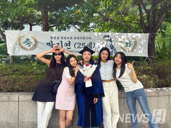 ▲ 박지연(미디어커뮤니케이션학과 4) 씨가 동기들과 사진을 찍고 있다. © 서은재 기자