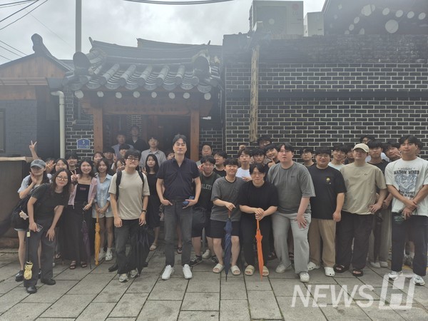 ▲ 장 교수와 ASML 연구실 소속 학생들의 모습. ⓒ 경제현 학생 ▲ Professor Chang and students from ASML 토토사이트 사고 팔고. © Student Kyung Je-hyun