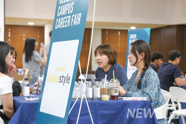 ▲ 이력서를 확인하며 피드백을 주고받는 카카오스타일 관계자들.