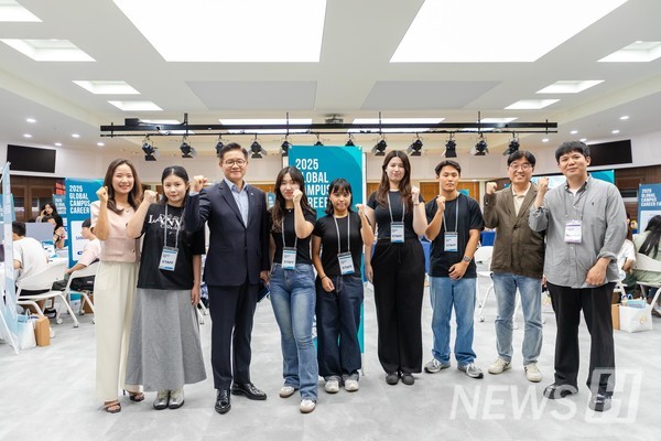 ▲ 이기정 총장이 행사장을 찾아 현장 스태프와 관계자들에게 격려의 말을 전했다. 많은 이들의 참여와 지원으로 행사가 원활히 마무리됐다. ⓒ 미디어전략실