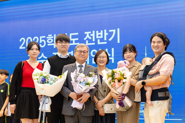지난 8월 28일(목) 오후 2시 한양대학교 서울캠퍼스 HIT 6층 대회의실에서 2025학년도 전반기 토토사이트 무료거부 정년 퇴임식이 열렸다. ⓒ 미디어전략실