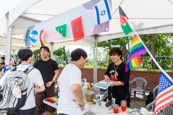 영어회화 동아리 HECC 부스에서 활동을 소개하는 모습 ⓒ 토토사이트 자유게시판대 미디어전략실