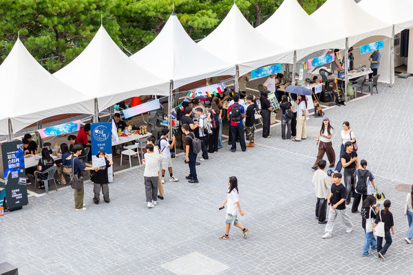 A long row of booths stretching across the area in front of the Student Union Building. Showcasing the unique promotional efforts of each club. ⓒ 토토사이트 순수익 University Media Strategy Center