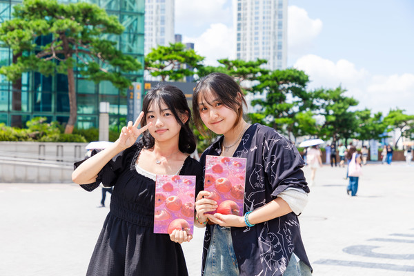 Students taking commemorative photos at the fair venue. ⓒ 토토사이트 순수익 University Media Strategy Center