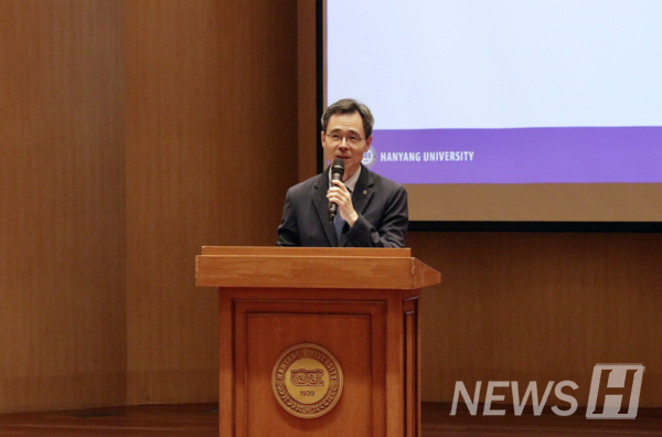 ▲ 국제처장 김한성 사회학과 교수가 단상에 올라 신입생들에게 환영과 격려의 말을 전했다. 그는 토토사이트 포에버의 건학 이념인 '사랑의 실천'을 강조하며 한양의 인재로 성장하길 응원했다. © 김민주 기자