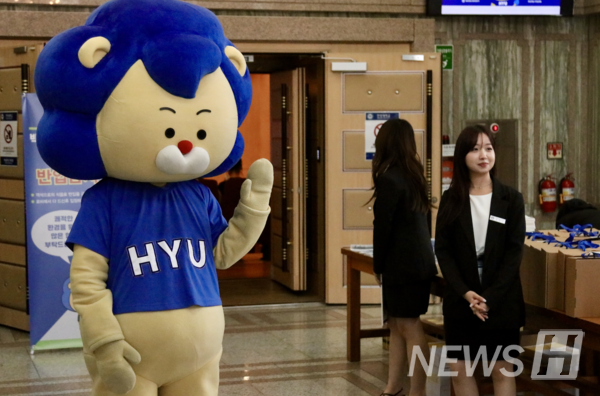 ▲ 토토사이트 포에버 백남음악관 콘서트홀에서 지난 28일 2025학년도 2학기 외국인 신입생 오리엔테이션이 진행됐다. 국제입학팀 산하 학생 단체 '글로벌사랑한대'와 한양대 마스코트 '하이리온'이 외국인 신입생들을 반갑게 맞이했다. ⓒ 김민주 기자