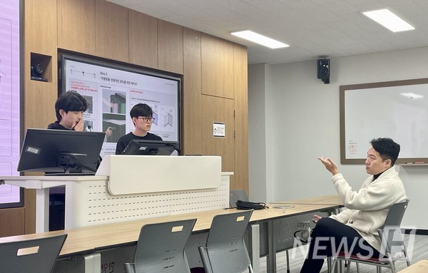 ▲ 최 교수는 현장 중심의 아이디어와 본질에 집중하는 피드백으로 학생들이 창의적인 결과물을 만들도록 이끌었다. ⓒ 이한웅 학생