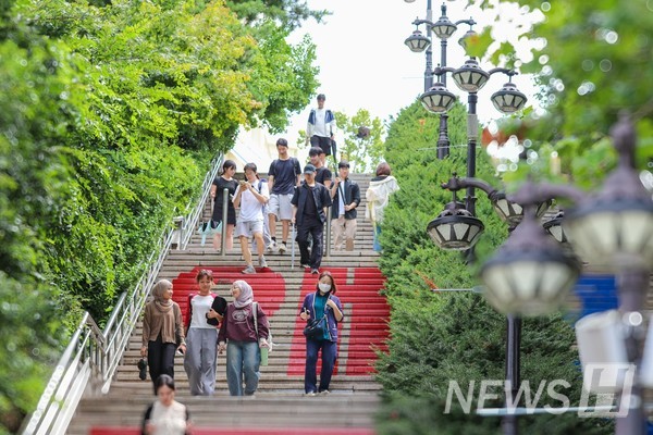 ▲ 수업을 마친 후, 가벼운 마음으로 88계단을 내려오는 모습.