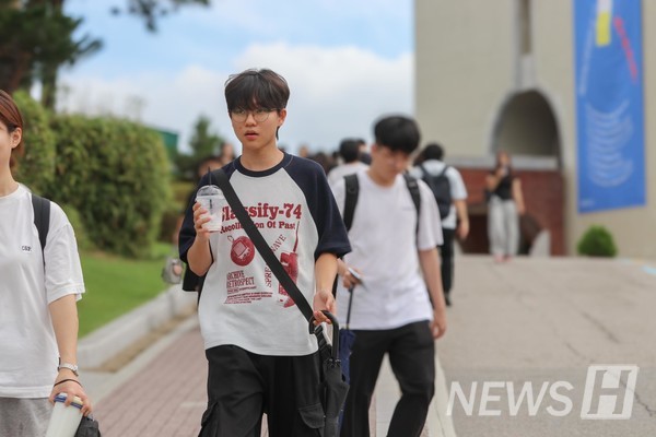 ▲ 점심을 먹기 위해 한양플라자로 이동하는 학생.